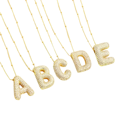 Goldenes Set von Buchstaben-Anhänger-Halsketten