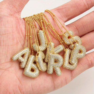 Goldenes Set von Buchstaben-Anhänger-Halsketten