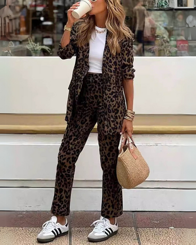 ARILA - Set Kleid und Hose mit Leopardenmuster