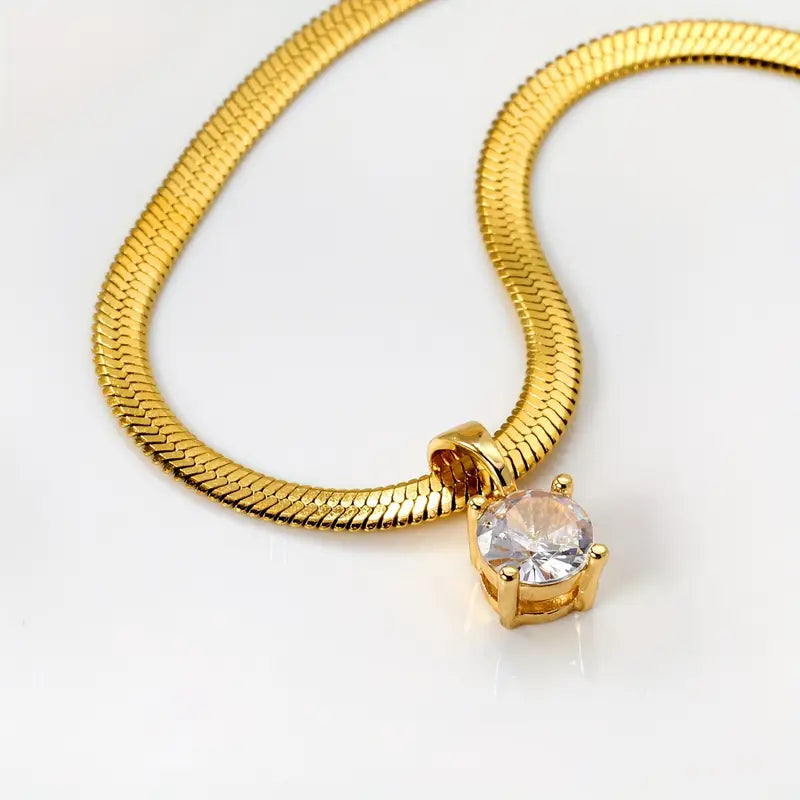 Elegante Halskette mit Strass-Anhänger in Gold