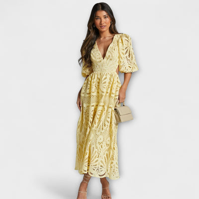 Elegantes Kleid mit feinen Akzenten