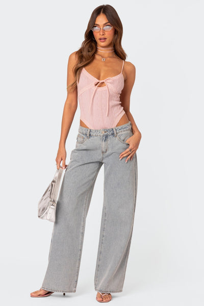 Verity | Hochbundjeans mit Schleifen-Detail in Signature-Design