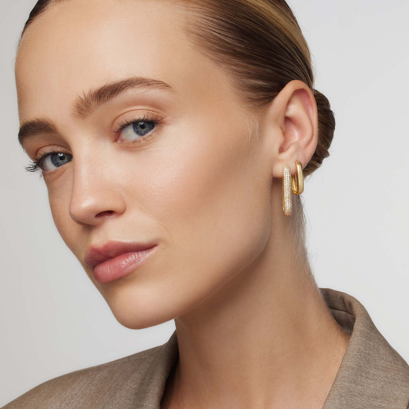 Große Pavé Creolen in Gold
