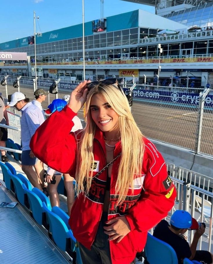 Karolin | Sportliche Ferrari-Rennfahrerjacke