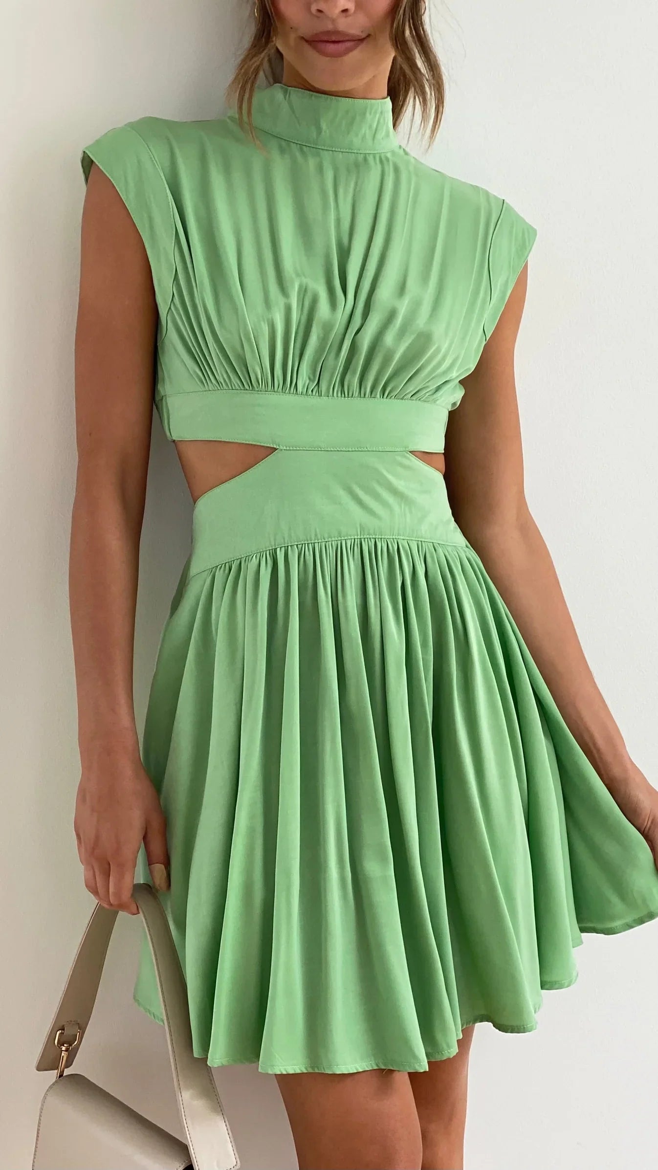 Ahzi – Ärmelloses, ausgestelltes Kleid mit hohem Ausschnitt und Cut-out-Taille