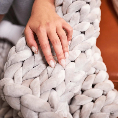WoolWarmth | Exquisite Handgestrickte Merinodecke für Ultimative Gemütlichkeit