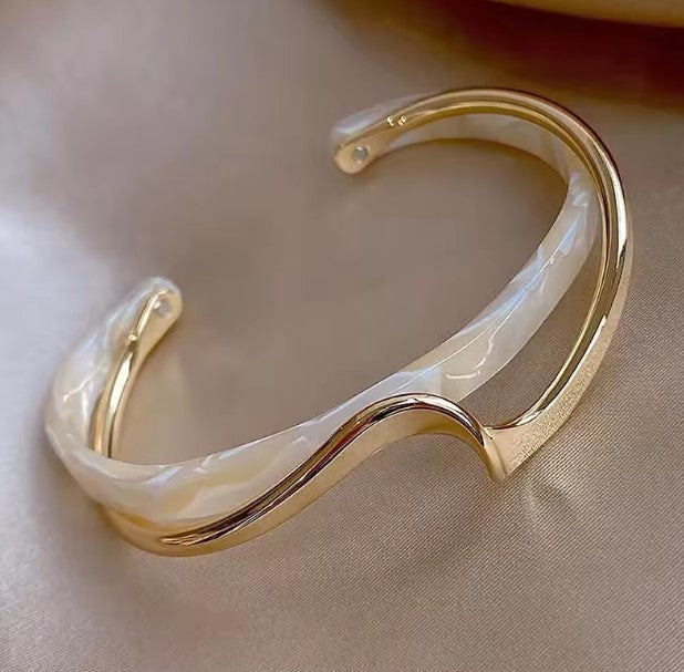Weiße Muschelschalen-Armbänder
