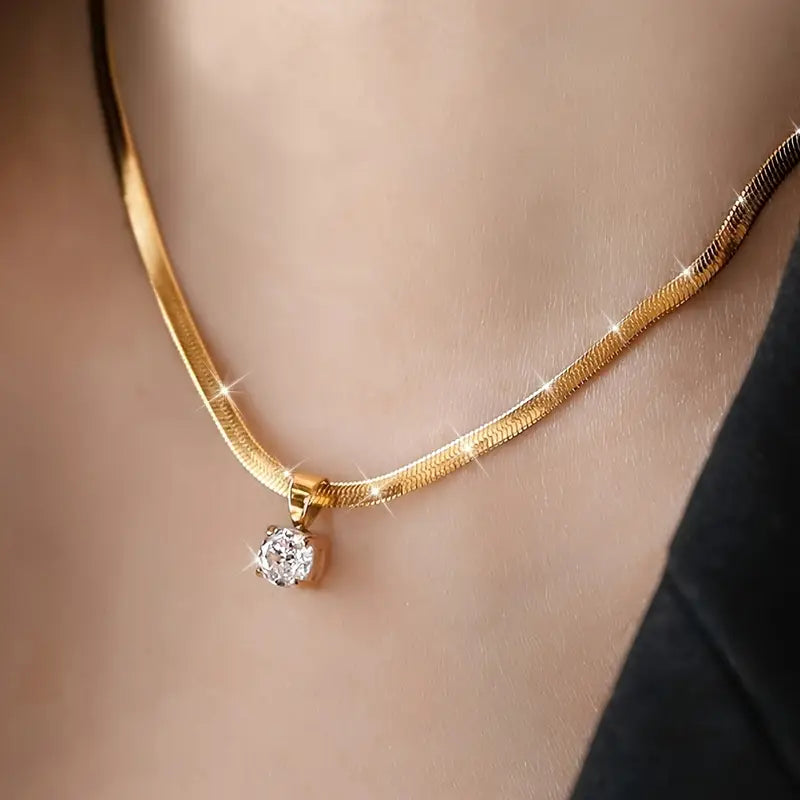 Elegante Halskette mit Strass-Anhänger in Gold