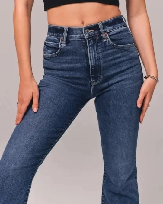 Cerise | Ultrahoch taillierte Stretch-Flare-Jeans