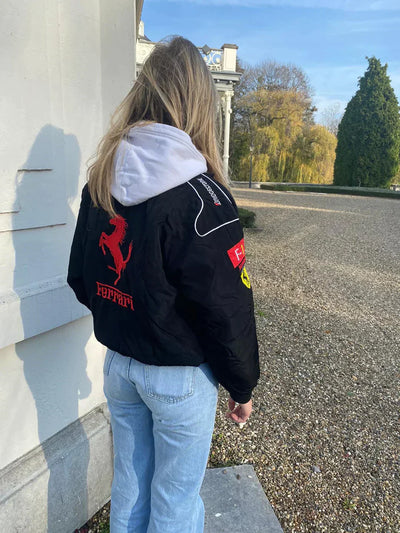 Karolin | Sportliche Ferrari-Rennfahrerjacke