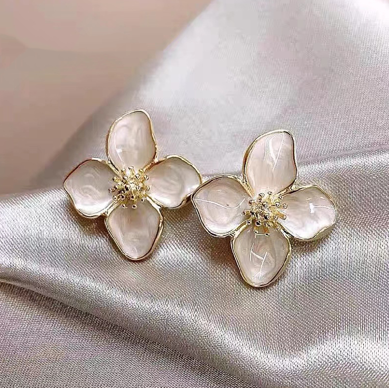 Blumenohrringe mit elegantem goldenen Emaille